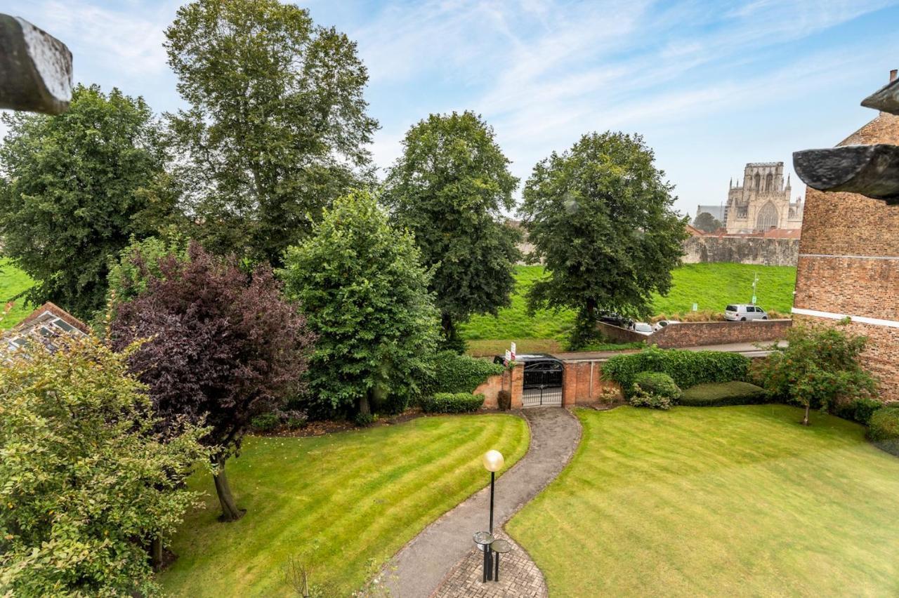 Stylish Apt With Minster Views I Pass The Keys York Exterior foto