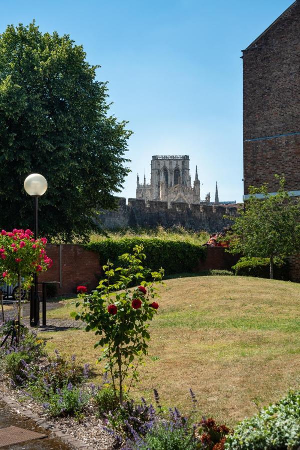Stylish Apt With Minster Views I Pass The Keys York Exterior foto